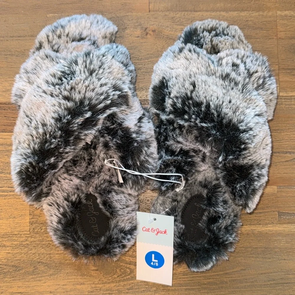 🎈Cat & Jack Youth Black Licorice/Brooklyn Crossband Fur Slippers, Large 4/5, NWT